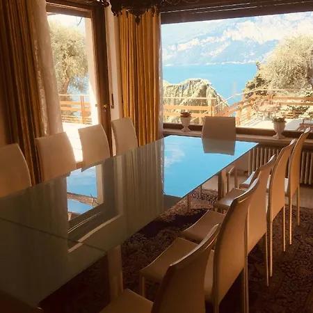 Wunderschoner Seeblick In Cassone Villa